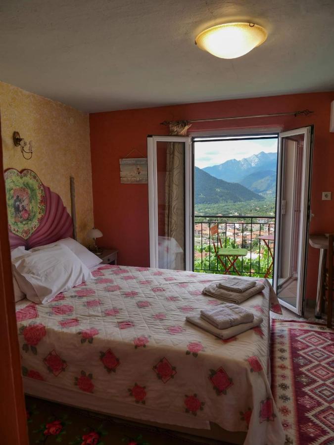 Η Φωλιτσα Hotell Karpenísion Eksteriør bilde