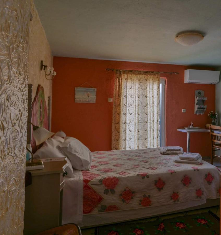 Η Φωλιτσα Hotell Karpenísion Eksteriør bilde