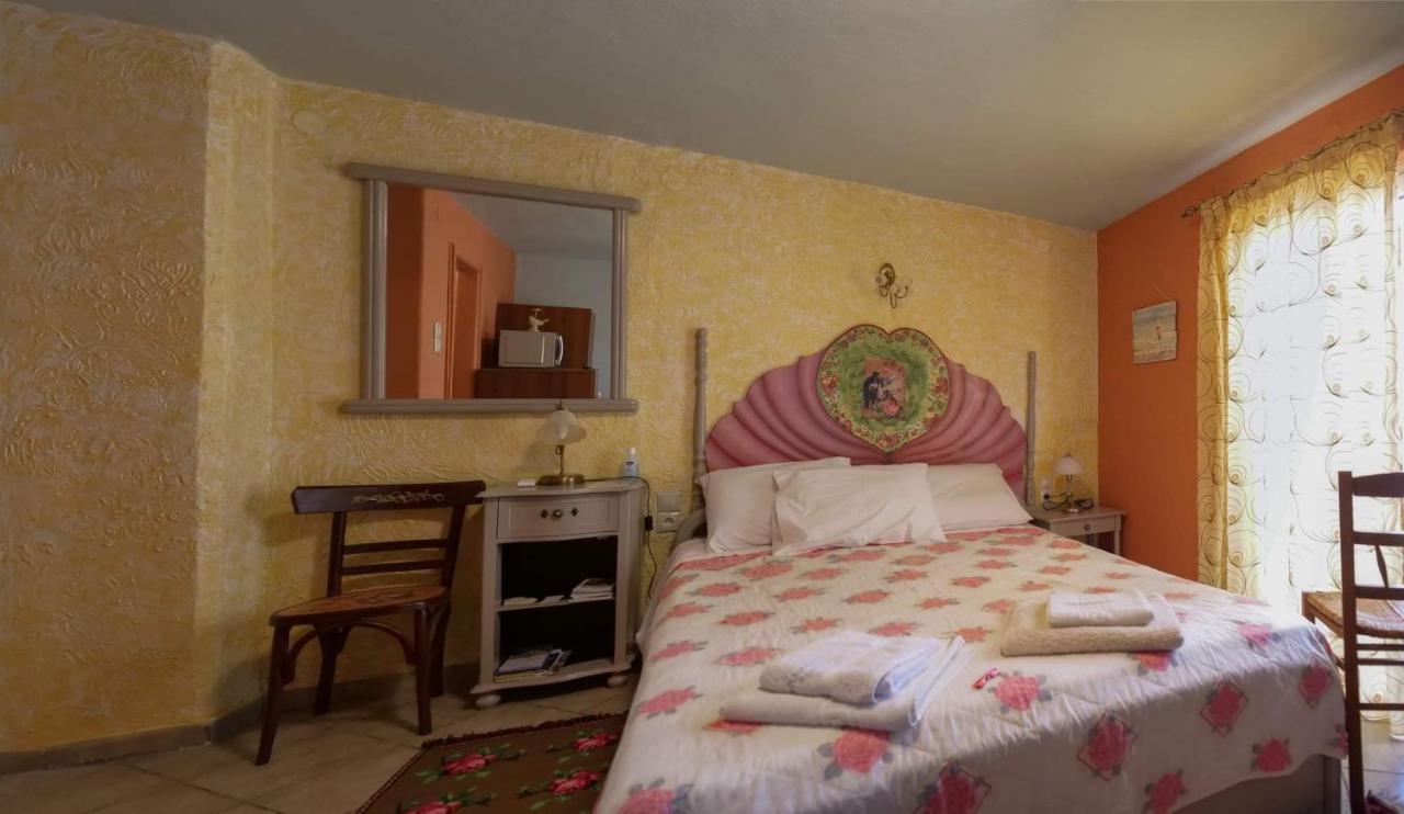 Η Φωλιτσα Hotell Karpenísion Eksteriør bilde