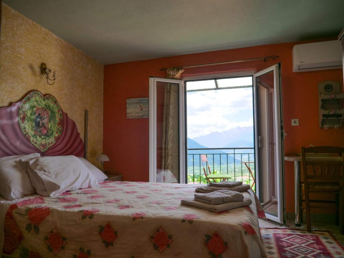 Η Φωλιτσα Hotell Karpenísion Eksteriør bilde