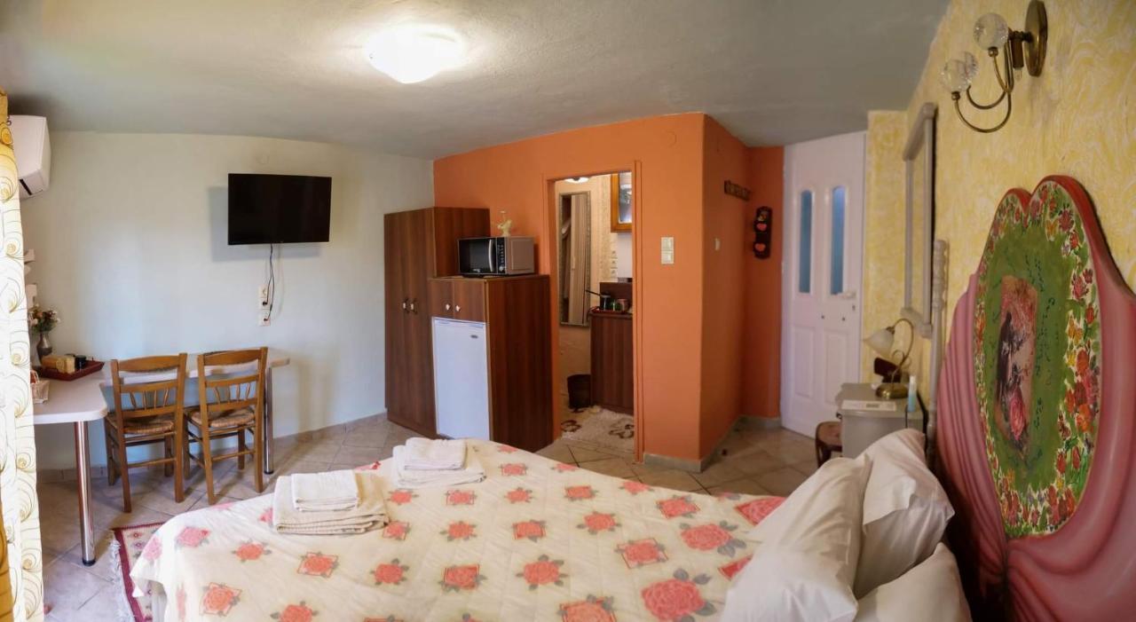Η Φωλιτσα Hotell Karpenísion Eksteriør bilde