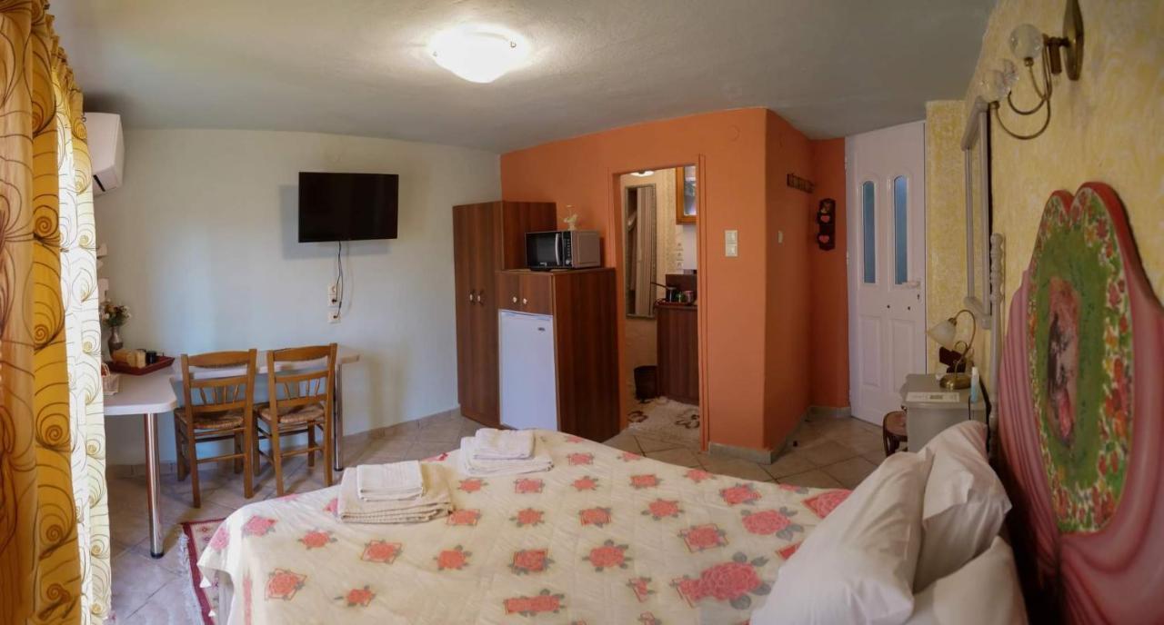 Η Φωλιτσα Hotell Karpenísion Eksteriør bilde