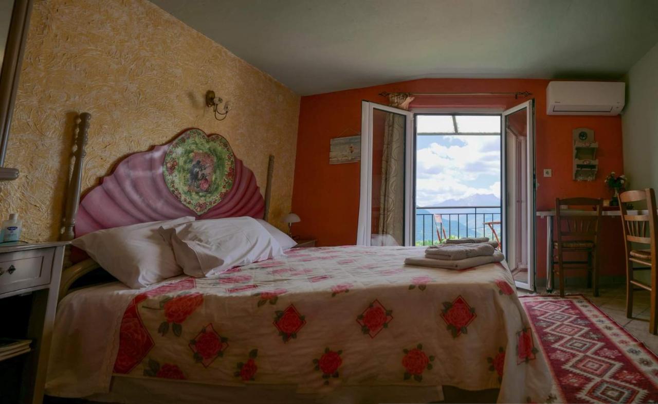 Η Φωλιτσα Hotell Karpenísion Eksteriør bilde